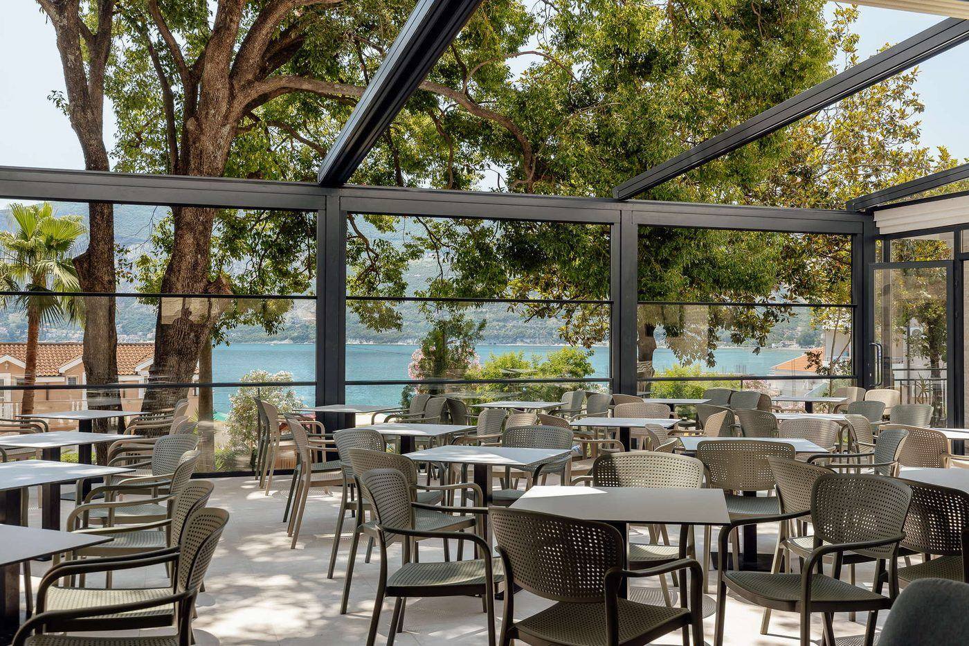 Hotel Talija restaurant seating with sea view
